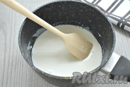 Кефир можно взять любой жирности (я купила жирностью 2,5%). Творог подойдёт любой жирности (я использовала жирностью 9%). Сначала подогреваем кефир до температуры около 30 градусов. Я налила кефир в небольшой ковшик и подогрела его, постоянно перемешивая.