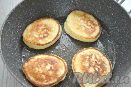 Жарим оладьи из творога и кефира на среднем огне до появления аппетитной корочки с двух сторон, затем аккуратно перекладываем со сковороды на тарелку. Периодически перемешивая тесто, постепенно жарим все оладушки (всего у меня получились 10 оладий).