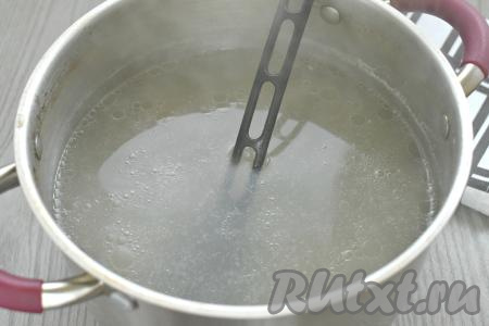 В кастрюлю выкладываем мясо на кости, вливаем 2,5 литра воды, ставим на огонь, после закипания воды убираем пену, уменьшаем огонь до минимума. Варим мясо&nbsp;до готовности (я варила бульон из свинины, она у меня была готова через час с начала закипания воды, на варку курицы потребуется минут 30, говядины - 1,5 часа). Когда мясо будет готово, снимаем бульон с огня. Достаём мясо из кастрюли, даём остыть, нарезаем на кусочки, возвращаем в бульон, солим, ставим на огонь.