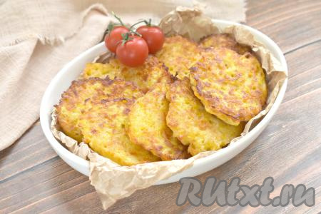 Аппетитные, покрытые хрустящей корочкой снаружи и мягкие внутри драники, приготовленные из картошки и моркови, подаём к столу, дополнив сметаной или любимым соусом.