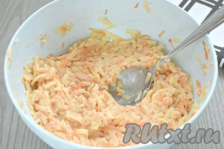 Хорошо перемешиваем картофельно-морковное тесто для драников, оно должно получиться в меру густым и вязким, как на фото. Для получения нужной густоты теста я добавила ещё 1 столовую ложку муки.