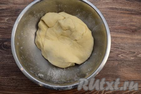 Как только тесто соберётся в меру плотный ком, значит больше кипяток добавлять не нужно. Я добавила в процессе замеса теста именно 400 миллилитров кипятка, но многое зависит от качества муки, поэтому, возможно, потребуется добавить чуть меньше или чуть больше воды, просто ориентируйтесь на структуру теста. Затем переложить пельменное тесто на стол, присыпанный мукой, и вымесить его руками в течение 10 минут. Сначала будет казаться, что тесто очень плотное, но по мере вымешивания оно начнёт становиться более мягким, эластичным.&nbsp;