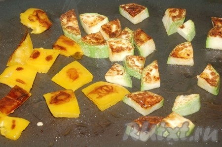Кабачки и сладкий перец нарезать небольшими кусочками и слегка обжарить на растительном масле на гриле или обычной сковороде.