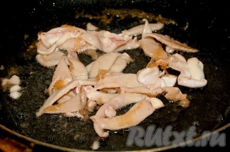 Обжарить их на разогртом растительном масле в течение 3 минут, не больше.
