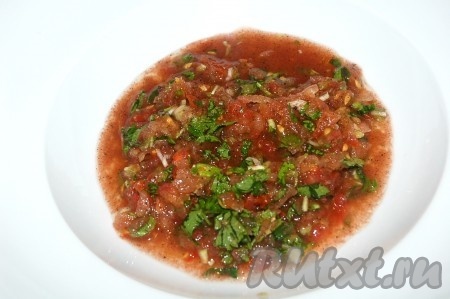 Взять тарелку, в которой будет подаваться блюдо, и на дно тарелки вылить соус-заправку.
