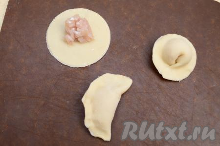 На круглую заготовку теста выложить чуть меньше чайной ложки мясного фарша и сформировать пельмень. Используя всё тесто, слепить пельмени. У меня получилось 118 достаточно крупных пельменей. Тесто очень пластичное, с ним приятно работать. Пельмешки из такого теста хорошо держат форму, не разваливаются в процессе варки.