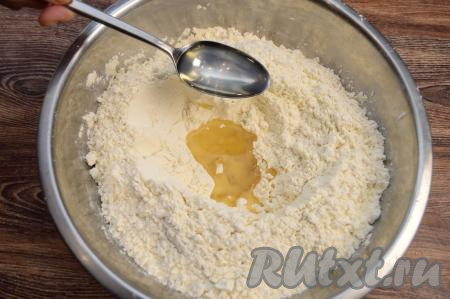 В центре смеси из муки и соли сделать небольшое углубление, влить в него растительное масло.
