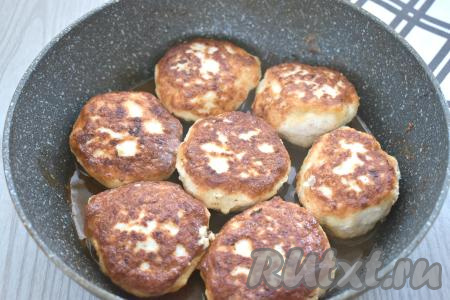 Чтобы куриные котлеты со сливками получились сочными, вливаем в сковороду 50-70 миллилитров воды. Даём воде закипеть, уменьшаем огонь и тушим котлетки под крышкой 5 минут.