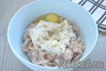 В получившийся куриный фарш перекладываем хлебный мякиш в сливках, добавляем сырое яйцо и пропущенный через пресс зубчик чеснока. Фарш солим, приправляем специями (я всыпала смесь молотых перцев).