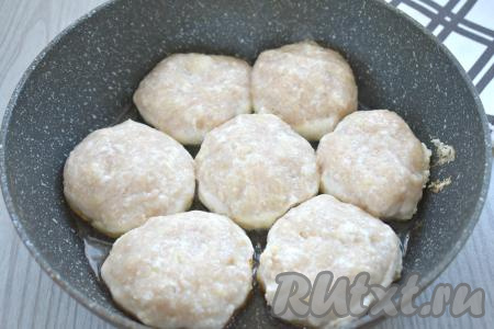 Из получившегося фарша формируем котлеты (я сформировала 7 штук). Разогреваем в сковороде растительное масло. Выкладываем котлеты в горячее масло и жарим их 5 минут (до подрумянивания котлет снизу) на среднем огне.