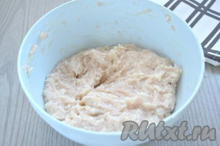 Очень хорошо перемешиваем получившийся куриный фарш со сливками.