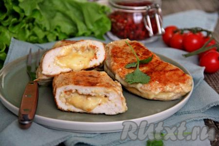 А вот как куриный кармашек выглядит в разрезе, мясо получается очень сочным, а сыр в начинке - расплавленным. Очень аппетитно и вкусно!