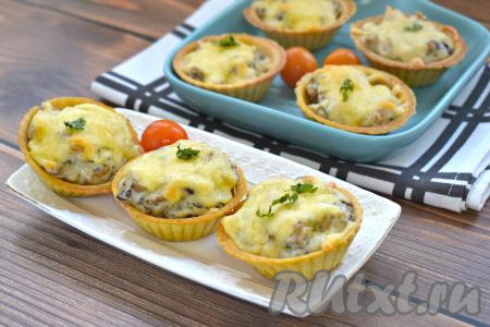 Достаём готовое блюдо из духовки. Тарталетки с аппетитным, вкусным, нежным жульеном из курицы, грибов и сливок горячими подаём к столу.