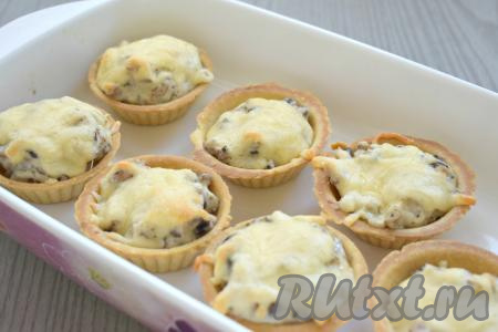 Жульен в тарталетках с курицей, грибами и сыром запекаем в духовке 8-10 минут (до полного расплавления сыра).