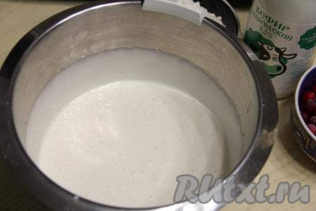 Взбить яйца с сахаром на максимальных оборотах миксера в течение 4-5 минут (яичная масса должна стать светлой и достаточно пышной).&nbsp;