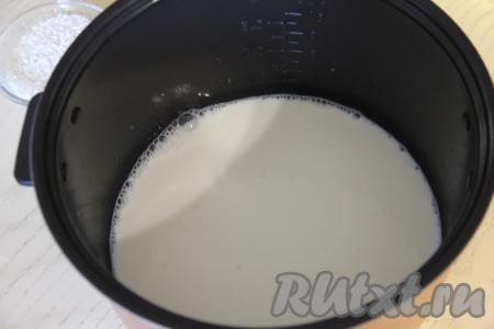 В чашу мультиварки влить воду и молоко, всыпать сахар и соль.&nbsp;