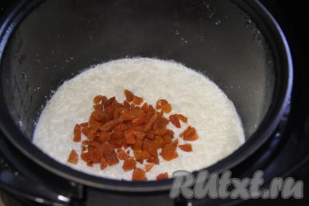 Курагу обдать кипятком, мелко нарезать. После звукового сигнала мультиварки добавить в рисовую кашу нарезанную курагу, перемешать.&nbsp;&nbsp;