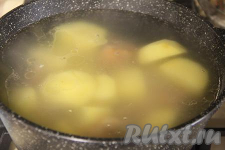 После того как вода в кастрюле закипит, убавить огонь до минимума и варить копчёные рёбрышки с картошкой 30 минут.&nbsp;