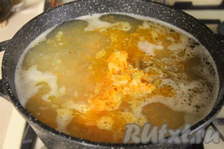 Сюда же добавить обжаренные овощи, перемешать.