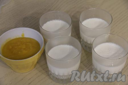 Достать из холодильника стаканы с застывшей панна коттой.&nbsp;