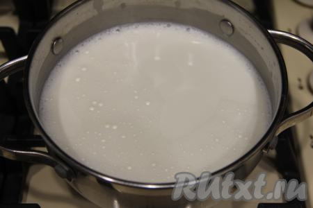 Снять горячие сливки с огня и добавить в них набухший желатин. Перемешать массу венчиком до полного растворения желатина.