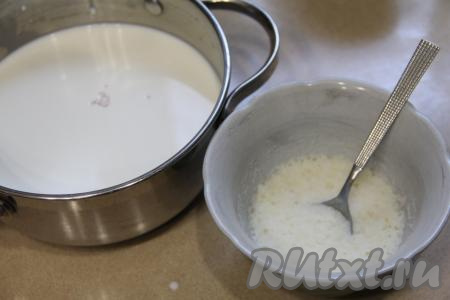Желатин выложить в достаточно глубокую ёмкость, залить холодным молоком, перемешать и оставить на 15 минут для набухания. В кастрюлю влить сливки, добавить сахар с ванильным сахаром, перемешать и поставить на достаточно сильный огонь. Прогреть сливки до 70 градусов, не доводя до кипения.