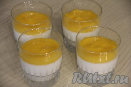 Разложить остывшее манговое пюре поверх панна котты.