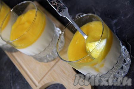 Очень нежную, вкусную панна котту с манго подать к столу.