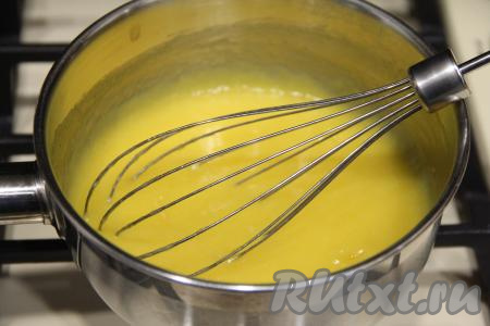 Перемешать манговое пюре и крахмал венчиком, поставить на средний огонь. Постоянно помешивая, довести манговое пюре до кипения, затем варить 2 минуты на слабом огне, не прекращая перемешивать, снять с огня и остудить.