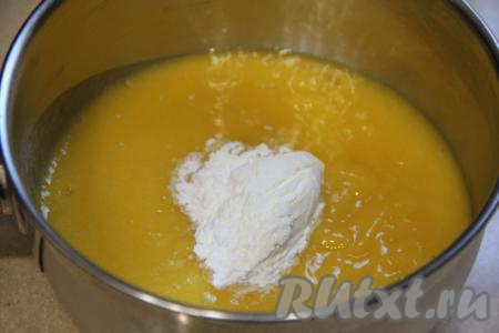 Измельчить манго в пюре с помощью измельчителя (или погружного блендера). Переложить манговое пюре в небольшую кастрюльку, добавить крахмал.&nbsp;