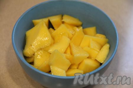 Манго очистить от кожуры, удалить косточку. 200 грамм очищенного манго нарезать на кусочки.