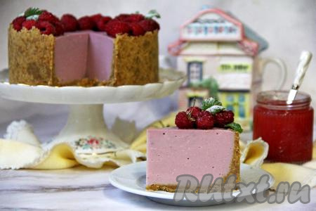 Этот чизкейк без выпечки получается очень вкусным, нежным, а как красиво малиновый цвет смотрится в разрезе!
