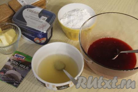 Откинуть малиновый отвар на сито и тщательно перетереть с помощью столовой ложки ягоды через сито в миску. В сите останется практически сухой жмых с косточками, он нам в дальнейшем не понадобится. Малинового отвара в миске у меня получилось 300 миллилитров, дать ему немного остыть. Параллельно, пока готовится малиновый отвар, в глубокую небольшую мисочку всыпать желатин, влить 100 миллилитров холодной воды, перемешать и оставить желатин набухать минут на 10.