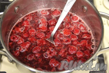 Малину выложить в небольшую кастрюльку, добавить 100 миллилитров воды и поставить на огонь. Довести до кипения и убрать с огня.