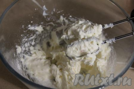 Для приготовления творожной основы чизкейка нужно в миску выложить творожный сыр, влить сливки, всыпать сахарную пудру и ванильный сахар, перемешать миксером до однородности.