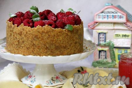 Готовый чизкейк освободить от бортиков формы. По желанию можно украсить его ягодами малины.