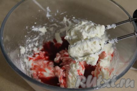 В творожную массу в несколько приёмов влить малиновую массу, каждый раз хорошо перемешивая миксером на низкой скорости.