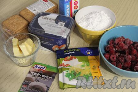 Подготовить продукты для приготовления малинового чизкейка без выпечки. Малину для приготовления чизкейка можно взять как свежую, так и замороженную. Свежую малину нужно будет промыть водой. Замороженные ягоды можно не размораживать.
