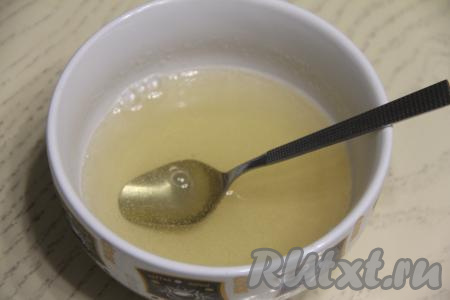 По прошествии 10 минут набухший желатин прогреть до полного растворения кристаллов, но не доводя до кипения. Удобно прогревать желатин в микроволновке, для этого нужно ёмкость с набухшим желатином поставить в микроволновку, прогреть 10 секунд, достать, перемешать, ещё раз отправить в микроволновку на 10 секунд, снова перемешать. Если ещё не все кристаллы растворятся, можно отправить ещё прогреться в микроволновку на 10 секунд. Очень важно не дать желатину закипеть.