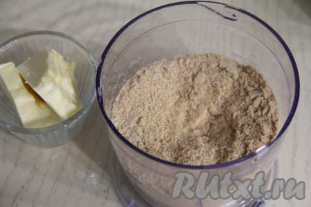 Прежде всего приготовим основу чизкейка. Для этого нужно печенье измельчить в крошку с помощью измельчителя. Если нет измельчителя, можно поместить печенье в пакет и прокатать поверх пакета скалкой, чтобы печенье измельчилось в крошку.