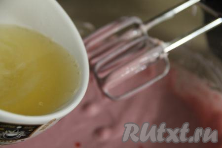 В творожно-малиновую массу небольшими порциями, достаточно тонкой струйкой влить жидкий желатин, сразу вмешивая его миксером. В результате должна получиться однородная, негустая творожно-малиновая масса.