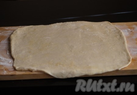 В миску насыпать 300 грамм муки, сухие дрожжи, сахар, соль, перемешать. Затем налить воду комнатной температуры и растительное масло. Замесить тесто руками (или при помощи комбайна с насадкой для теста), подсыпая постепенно оставшуюся муку&nbsp; Вымешиваем тесто до однородной консистенции. Тесто должно получится мягким, приятным в работе. Поэтому, добавляя муку, ориентируйтесь на консистенцию теста, возможно, понадобится чуть меньше или немного больше муки. Накрыть тесто пищевой плёнкой и оставить на 30-40 минут в тёплом месте для подхода. По прошествии времени тесто должно увеличиться в размерах, обминаем его. На присыпанной мукой доске (или столе) раскатать дрожжевое тесто в&nbsp;пласт прямоугольной формы толщиной 4-5 мм.
