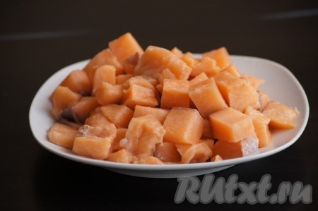 Филе форели нарезать на средние кусочки, посолить и перемешать.
