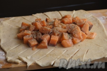 Рыбную начинку посыпать специями по вкусу.
