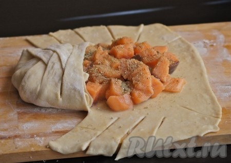 Заплести рыбный пирог косичкой.
