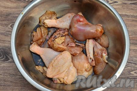 Сложить порционные кусочки курицы в миску, влить соевый соус, перемешать. Накрыть миску и отставить в сторону на время, пока будем заниматься картошкой.
