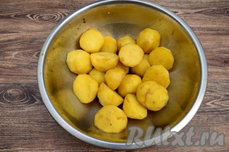 В миске, в которой мариновалась курица, останется соевый соус (он весь не впитается в мясо). В эту миску выложить кусочки картофеля и перемешать, покрывая картошку соевым соусом со всех сторон. Дополнительно ни картофель, ни курицу я не солю, так как соевый соус достаточно солёный.