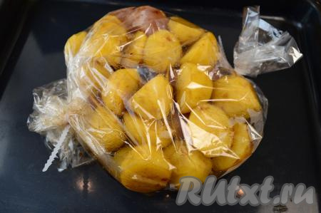 Затем картошку выложить в рукав для запекания поверх курицы, сюда же влить оставшийся в миске соевый соус. Завязать второй край рукава. 