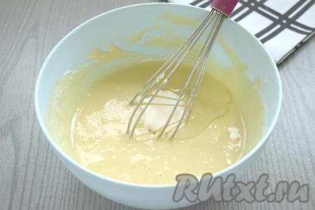 Тесто для оладий, замешанное на сгущённом молоке, должно получиться нежным, однородным, в меру густым. У меня после добавления 130 грамм муки тесто было жидковатым, поэтому я добавила ещё 1 полную столовую ложку муки. В получившееся тесто сразу вливаем 2 столовых ложки растительного масла. Масло не даст оладьям прилипать к сковороде во время жарки.