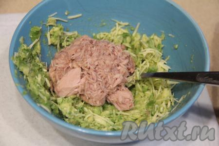 Перемешать авокадо с сыром вилкой. Тунца без жидкости, в которой он находился в банке, выложить в миску с авокадо и сыром.